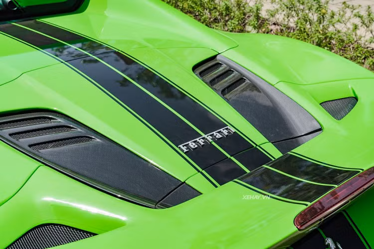 Ferrari F8 Spider thực ra chính là phiên bản mui trần của F8 Tributo. Mui xe được thiết kế hai mảnh, có thể đóng/mở bằng điện trong vòng 14 giây thông qua một nút bấm bên trong cabin ngay cả khi xe đang di chuyển với vận tốc dưới 50 km/h.