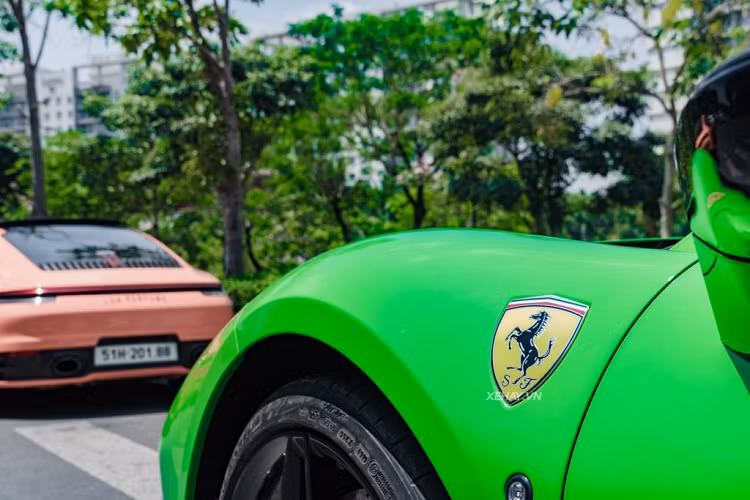 F8 Spider sở hữu ngôn ngữ thiết kế "S-Duct" với họng hút gió trước lấy cảm hứng từ xe đua F1, giúp tăng thêm 15% lực ép xuống mặt đường so với mẫu xe tiền nhiệm. Phần đầu xe nổi bật với cụm đèn pha dạng Full-LED nằm ngang thanh mảnh, gọn gàng hơn, các khe hút gió mới đặt ngay bên trên giúp cải thiện luồng khí trong vòm bánh xe trước.