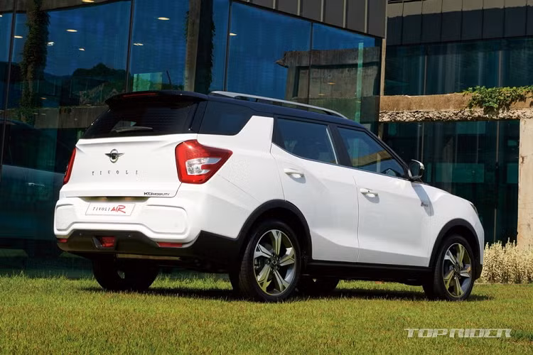 Tiếp theo là ghế bọc bằng chất liệu da tự nhiên viền chỉ màu cam, xám hoặc đen. Với KG Mobility Tivoli Air 2023, khoang hành lý sẽ có thể tích 1.440 lít nếu gập ghế xuống. Chưa hết, KG Mobility Tivoli 2023 còn được trang bị gói công nghệ an toàn chủ động Deep Control, bao gồm hệ thống phanh khẩn cấp tự động, cảnh báo tiền va chạm và hỗ trợ giữ xe ở giữa làn đường. 7 túi khí, bao gồm cả túi khí đầu gối, là trang bị tùy chọn.