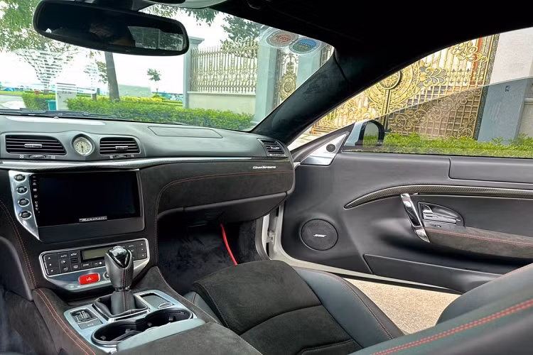 Maserati GranTurismo mới được nhà sưu tập xe lớn nhất Việt Nam mua về sưu tập được trang bị khối động cơ V8, dung tích 4,2 lít, sản sinh công suất tối đa 405 mã lực và mô-men xoắn cực đại 460 Nm.