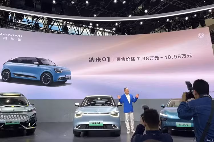 Xe điện Dongfeng Nammi 01 được định vị là một chiếc hatchback cỡ nhỏ chạy điện thuần túy, Nammi 01 ra mắt với tư cách là thương hiệu xe điện mới trực thuộc tập đoàn Dongfeng, sẽ tập trung vào thị trường xe điện thuần túy trên toàn quốc.