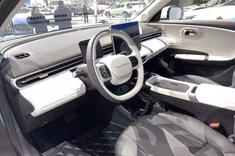 Dongfeng Nammi 01 chạy điện lược bỏ thiết kế lưới tản nhiệt trung tâm và sử dụng cụm đèn xuyên thấu bên dưới, các khe hút gió được trang trí hình răng nanh. Toàn bộ mặt trước có thiết kế tổng thể đơn giản và dự kiến thiết kế này cũng sẽ trở thành phong cách thiết kế mang phong cách gia đình của thương hiệu.