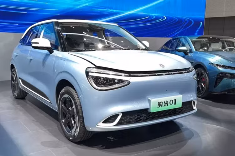 Về ngoại hình, mặt trước của Nammi 01 sử dụng logo Dongfeng mới, xe có thiết kế cụm đèn xuyên thấu, cụm đèn pha hình dáng đặc biệt có nét đặc trưng riêng, đèn chiếu sáng ban ngày có hình chữ C.