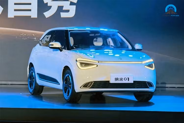 Về nội thất, nâng cấp tổng thể của xe Dongfeng Nammi 01 rất đơn giản, ngoại trừ màn hình LCD đầy đủ và màn hình điều khiển trung tâm nổi, không còn nút bấm vật lý nào, điều này tạo ra bầu không khí công nghệ ở một mức độ nhất định.