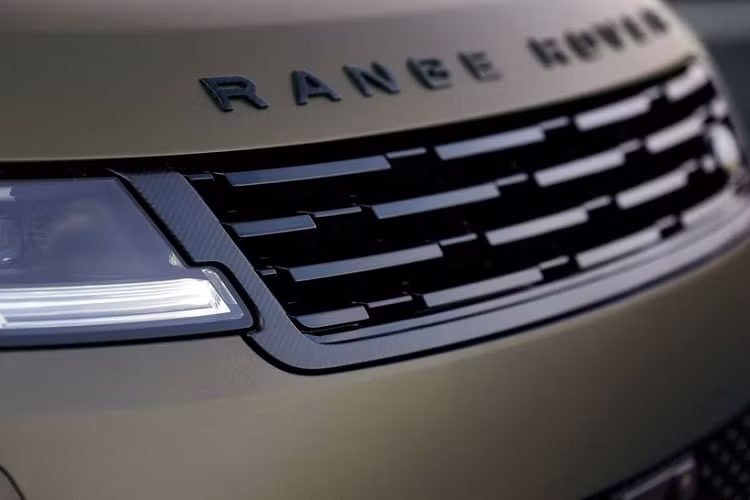 Range Rover Sport SV 2024 được tinh chỉnh về mặt ngoại thất nhằm đem lại hiệu quả khí động học tốt hơn với lưới tản nhiệt mới, hai bên thân góc cạnh hơn, cản sau với 4 ống xả chia đều 2 cặp kiểu tròn.