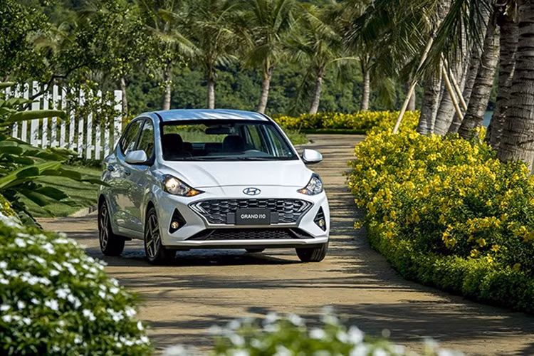 Động cơ Hyundai Grand i10 thế hệ hoàn toàn mới là loại 4 xy-lanh 1.2L MPI, sản sinh công suất cực đại 82 mã lực và mô-men xoắn 114 Nm. Đi cùng với đó là tùy chọn hộp số sàn 5 cấp hoặc tự động 4 cấp, hệ dẫn động cầu trước.