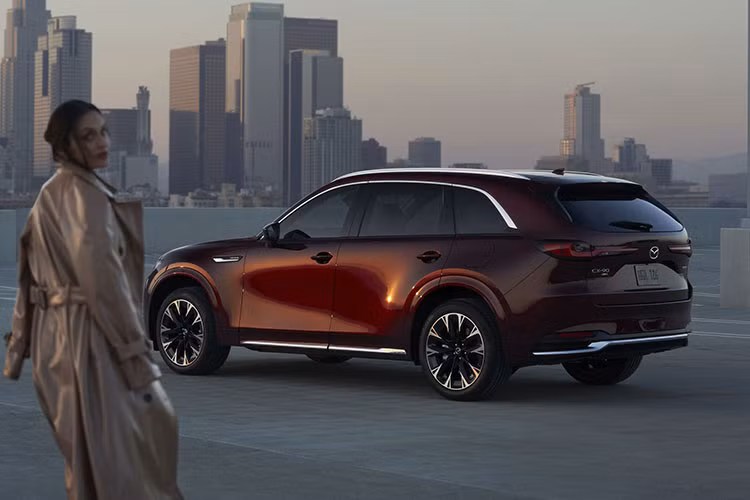 Không giống như CX-60, CX-90 tại Philippines sẽ chỉ có một hệ truyền động duy nhất, động cơ xăng tăng áp e-SkyActiv 3.3L sáu xi-lanh sản sinh công suất 340 mã lực và mô-men xoắn cực đại 502 Nm. Đây là khối động cơ xăng mạnh nhất từ trước tới nay của hãng xe Nhật Bản.