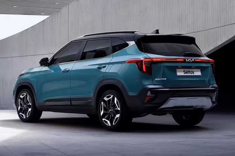 Ngoài những thay đổi trên, Kia Seltos 2024 không có gì mới so với phiên bản nâng cấp ra mắt vào giữa năm ngoái. Xe vẫn được trang bị đèn pha LED, dải đèn LED định vị ban ngày và đèn hậu có thiết kế lấy cảm hứng từ bản đồ sao, đèn sương mù LED, vành hợp kim 18 inch cũng như cửa cốp đóng/mở chỉnh điện.