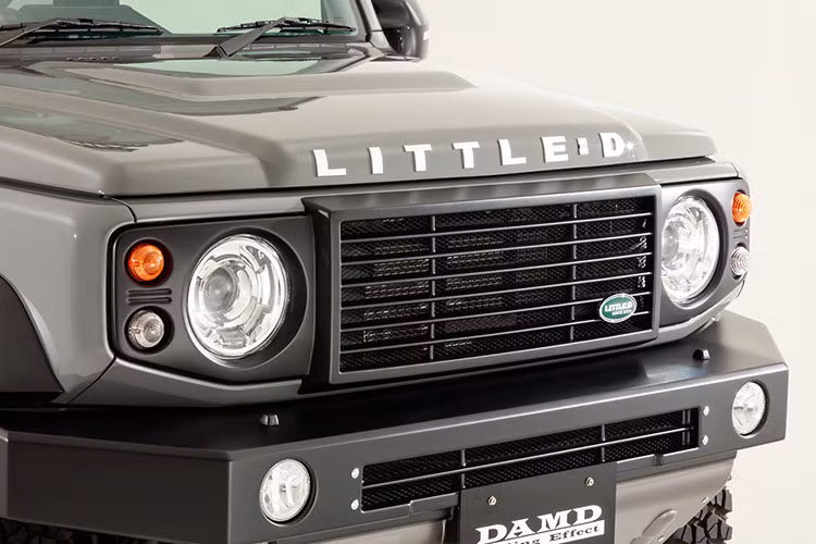 Gói Little D. Standard độ Suzuki Jimny đến từ thương hiệu DAMD bao gồm các phụ kiện để biến chiếc Suzuki Jimny thành một chiếc Land Rover Defender địa hình đầy hầm hố.