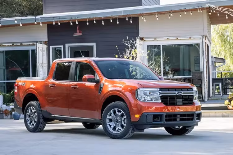  Ford Maverick Hãng Ford thực sự sáng suốt khi tung mẫu xe bán tải cỡ nhỏ Maverick ra thị trường Mỹ. Mẫu xe này đã nhanh chóng gặt hái thành công và bỏ xa đối thủ Hyundai Santa Cruz. Ngoài ưu điểm là độ đáng tin cậy cao, Ford Maverick còn rất hợp túi tiền với giá khởi điểm chưa đến 25.000 USD.