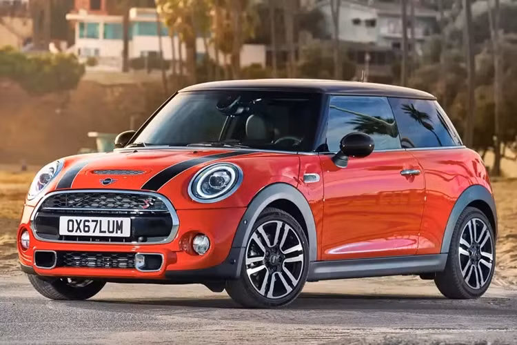  Mini Cooper Nói đến những mẫu xe đáng tin cậy, nhiều người có lẽ không nghĩ tới Mini Cooper. Tuy nhiên, khảo sát năm nay của tạp chí Consumer Reports lại cho thấy Mini Cooper đã khắc phục được điều này, ít nhất là phiên bản mui cứng.