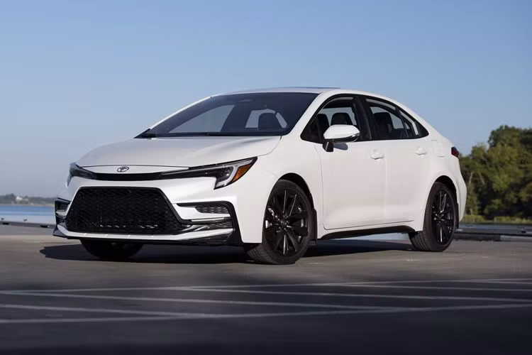 Bên cạnh đó, Toyota Corolla còn mang đến nhiều lựa chọn cho người tiêu dùng, từ kiểu dáng sedan, hatchback, từ động cơ xăng cho đến hybrid tiết kiệm nhiên liệu. Trừ phiên bản hiệu suất cao GR Corolla, mẫu xe hạng C này có giá khởi điểm chưa đến 30.000 USD ở thị trường Mỹ.