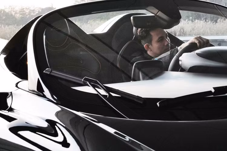 Thông tin tay chơi siêu xe Phạm Trần Nhật Minh, hay còn gọi là Minh Nhựa đặt hàng McLaren Elva triệu đô từng khiến giới mê xe trong nước xôn xao. Thú vị hơn, tay chơi siêu xe này còn tiết lộ giá bán của siêu xe không mui, không cửa sổ này lên đến 143 tỷ đồng.