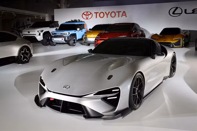 Chia sẻ với tờ Nikkei châu Á, Giám đốc thương hiệu xe sang Lexus - ông Koji Sato - chia sẻ: "Chúng tôi đang phát triển một sản phẩm xe thuần điện hoàn toàn mới mang logo Lexus.