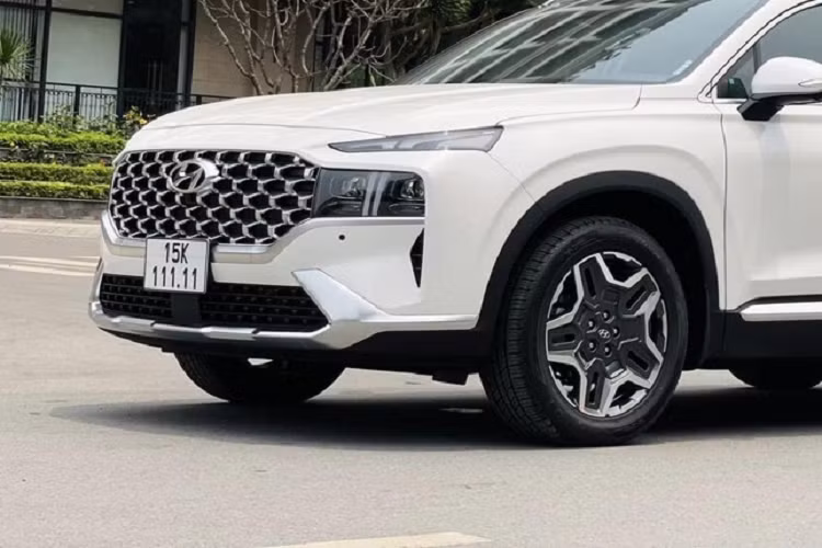 Các công nghệ, tùy chọn trên bản cao cấp gồm đèn sương mù LED, lưới tản nhiệt mạ crôm, ghế lái nhớ vị trí, ghế phụ chỉnh điện, sưởi/làm mát ghế trước, sưởi vô lăng, hiển thị thông tin trên kính lái HUD, màn hình đa thông tin 12,3 inch, hệ thống cảnh báo điểm mù, khóa an toàn thông minh, camera 360 độ, hỗ trợ giữ làn đường và đèn pha tự động...