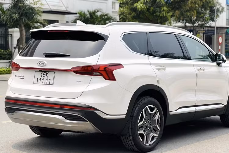 Trên phiên bản xăng cao cấp, Hyundai SantaFe dùng động cơ Smartstream Theta III 2.5L, tạo công suất tối đa 180 mã lực tại tua máy 6.000 vòng/phút và mô-men xoắn cực đại 232 Nm tại tua máy 4.000 vòng/phút. Kết hợp với Theta III là hộp số Shifttronic 6 cấp được cải tiến tỉ số truyền giúp vận hành êm ái, mượt mà và tiết kiệm nhiên liệu hơn phiên bản trước.