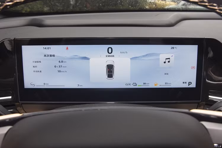 Hệ thống sức mạnh của Galaxy L6 sẽ đến từ khối động cơ hybrid bao gồm máy xăng và điện mô-tơ kép P1+P2 và hộp số DHT Pro 3 cấp. Trong đó, động cơ xăng 4 xi-lanh, dung tích 1.5 lít trên xe Geely Galaxy L6 sẽ sản sinh ra công suất tối đa 163 mã lực và mô-men xoắn cực đại 225 Nm, còn động cơ điện có công suất tối đa 145 mã lực, mô-men xoắn cực đại là 338 Nm.