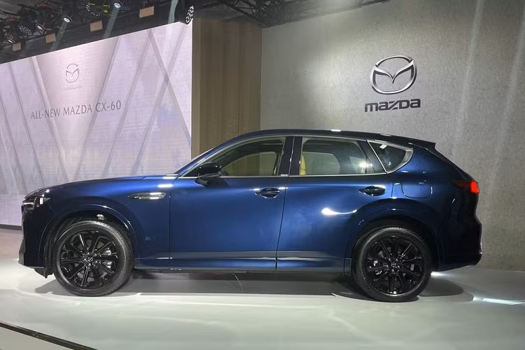 Mazda CX-60 2023 được áp dụng triết lý thiết kế Jinba Ittai (Nhân Mã Nhất Thể) nhằm thể hiện sự hòa hợp giữa xe và người lái. Tương tự các mẫu xe cùng thương hiệu Mazda, CX-60 cũng sở hữu cụm đèn pha LED và lưới tản nhiệt cỡ lớn với viền mạ crôm hình cánh chim đặc trưng. Dải đèn LED định vị ban ngày hình chữ "L" được tích hợp vào đèn pha và kéo dài vào bên trong lưới tản nhiệt.