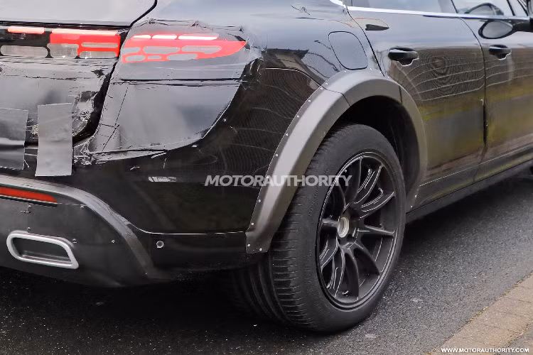 Porsche xác nhận kế hoạch ra mắt chiếc SUV điện 3 hàng ghế phía trên Cayenne, dự kiến ra mắt vào năm 2027 và sử dụng nền tảng SSP Sport thế hệ tiếp theo. Điều đó có nghĩa là mẫu Porsche Cayenne EV chạy điện sẽ được bán ra vào năm 2026 và một chiếc xe tương tự như vậy sẽ xuất hiện vào năm 2027.