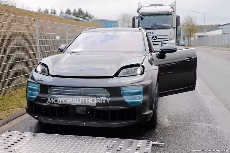 Mới đây, Motor Authority đã chụp được chiếc Porsche Cayenne EV 2027 mới trên đường chạy thử. Thoạt nhìn chiếc xe có ngoại hình tương tự chiếc Macan EV sắp được ra mắt vào đầu năm 2024. Tuy nhiên, một số chi tiết lại phủ nhận điều này và phần nào khẳng định đây là chiếc Cayenne thế hệ thứ tư hoàn toàn bằng điện trên đường thử nghiệm.