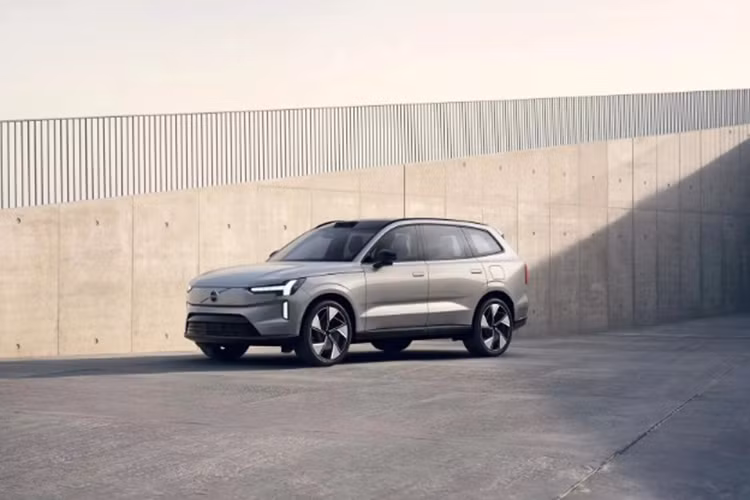 Hiện tại, các mẫu xe cỡ nhỏ của Volvo XC40 hay C40 đang dùng khung gầm CMA đồng phát triển với Geely. Các mẫu xe khác như Volvo MPV EM90 cũng dùng khung gầm SEA của Geely. Việc dùng chung khung gầm này khiến xe của Volvo mang mác xe Trung Quốc và không được người tiêu dùng đánh giá cao.