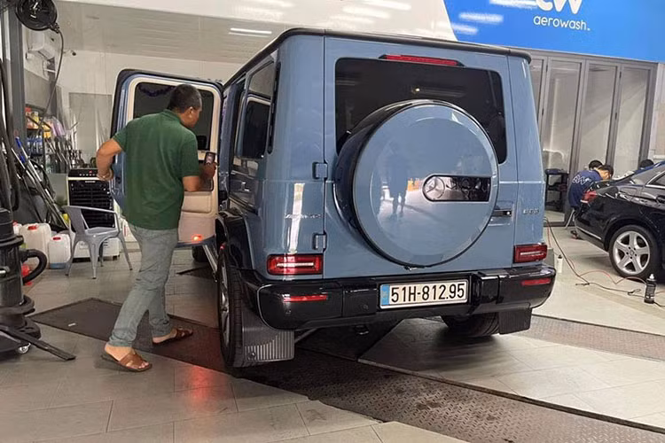 Cụ thể, 1 người chuyên mua bán xe đã qua sử dụng ở quận 7, TP HCM đã đăng tải thông tin mua lại chiếc SUV hạng sang Mercedes-AMG G63 biển số 51H-812.95 của Cường Đô la đã đặt mua chính hãng tặng cho vợ vào năm 2020, nhưng đầu năm 2021 xe mới về đến Việt Nam.