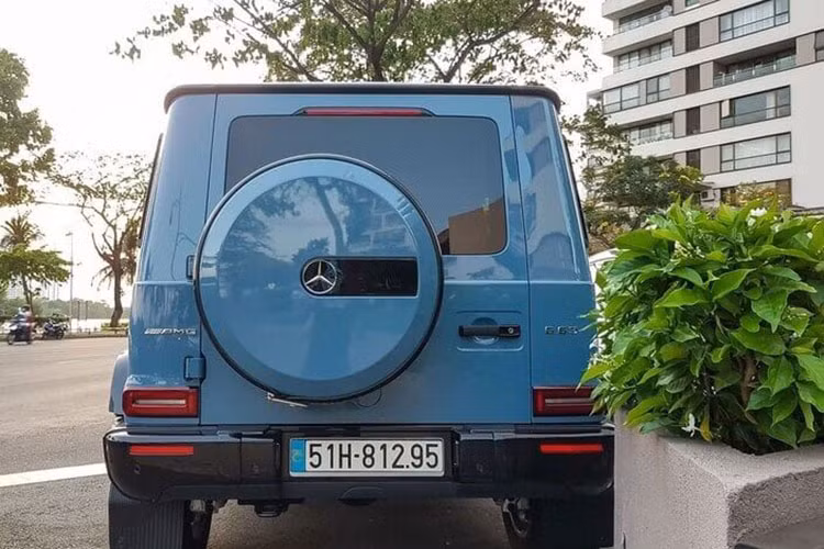 Sức mạnh được truyền tới cả 4 bánh thông qua hộp số tự động AMG Speedshift Plus 9 cấp, nhờ đó, chiếc SUV hạng sang Mercedes-AMG G63 có thể tăng tốc từ vị trí xuất phát lên 100 km/h trong thời gian 4,5 giây trước khi đạt vận tốc tối đa 220 km/h.