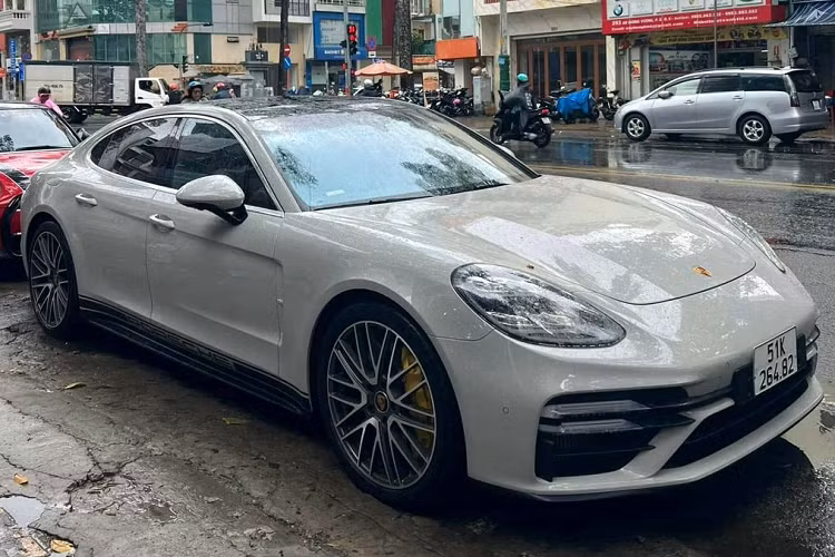 Trên thị trường xe cũ thời gian gần đây xuất hiện rất nhiều bài đăng rao bán một chiếc Porsche Panamera Turbo S đời 2022. Rất nhanh, giới mê xe trong nước đã nhận ra đây chính là Porsche Panamera của Qua Vũ (ông Đặng Lê Nguyên Vũ - Chủ tịch Trung Nguyên).