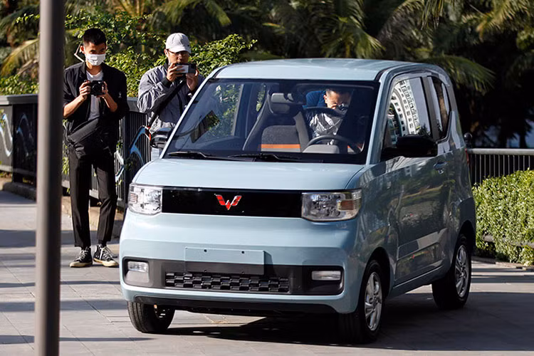 Theo đại diện TMT Motors chia sẻ, dự kiến công ty sẽ ra mắt và nhận đặt hàng cũng như công bố giá bán mẫu xe này ngay trong quý II/2023. Sau khi hình ảnh về mẫu xe Wuling HoangGuang MiniEV chạy điện cỡ nhỏ được đăng tải, cộng đồng mạng và người tiêu dùng đã có phản ứng thích thú.