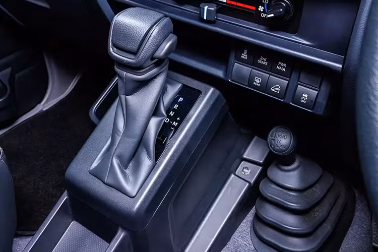 Chưa hết, Toyota Land Cruiser 70 Series 2024 còn có thêm hệ thống treo mới nhằm cải thiện cảm giác lái và phản hồi vô lăng mà không đánh mất khả năng off-road đặc trưng. Xe sở hữu góc tiếp cận 33 độ, góc vượt đỉnh dốc 26 độ, góc thoát 23 độ và bán kính vòng quay tối thiểu 6,3 m.