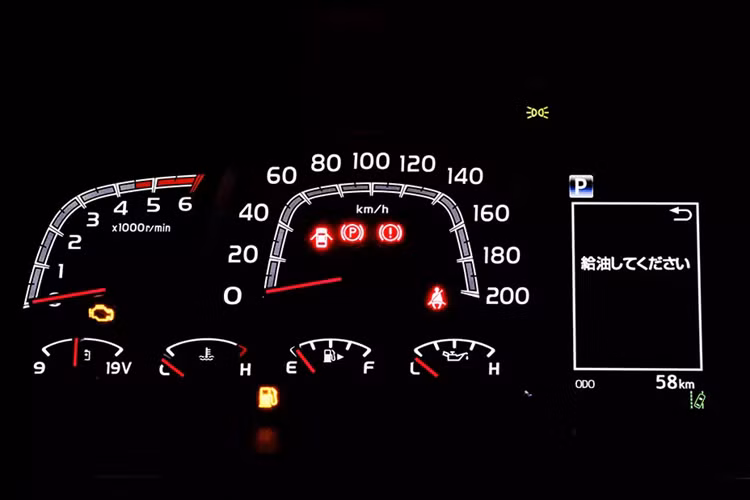 Cũng như ngoại thất, nội thất của mẫu SUV việt dã này đã được làm mới với màn hình đa thông tin 4,2 inch có giao diện cổ điển trong bảng đồng hồ và cụm điều khiển trung tâm cải tiến nhẹ.