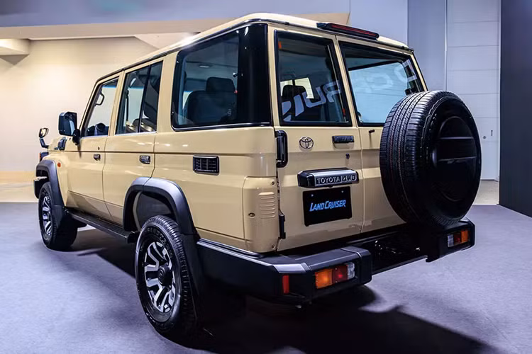 Đến nay, giá xe Toyota Land Cruiser 70 Series 2024 tại thị trường Nhật Bản mới được công bố. Theo đó, xe chỉ có 1 phiên bản và giá khởi điểm 4,8 triệu Yên (khoảng 792 triệu đồng), rẻ hơn so với Toyota Land Cruiser 300 Series (5,1 triệu Yên).