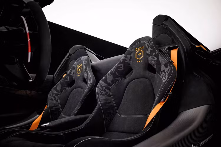 Mỗi chiếc McLaren 750S phiên bản đặc biệt phải mất 1.200 giờ để sơn. Màu đỏ và trắng ở ngoại thất lấy cảm hứng từ chiếc MP4/2. Màu xám ở bên hông xe là của chiếc F1 GTR và xanh/vàng ở đuôi xe từ chiếc M16D.