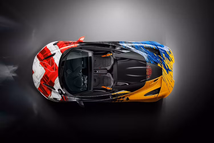McLaren cũng trang bị cho chiếc 750S đặc biệt này bộ mâm màu đen Satin Black. Kẹp phanh ở mỗi bánh xe có màu khác nhau, là xanh, đỏ hoặc vàng gold Le Mans. Bên trong xe, logo Triple Crown màu cam được thêu vào tựa đầu ghế ngồi và trên bệ tỳ tay trung tâm.