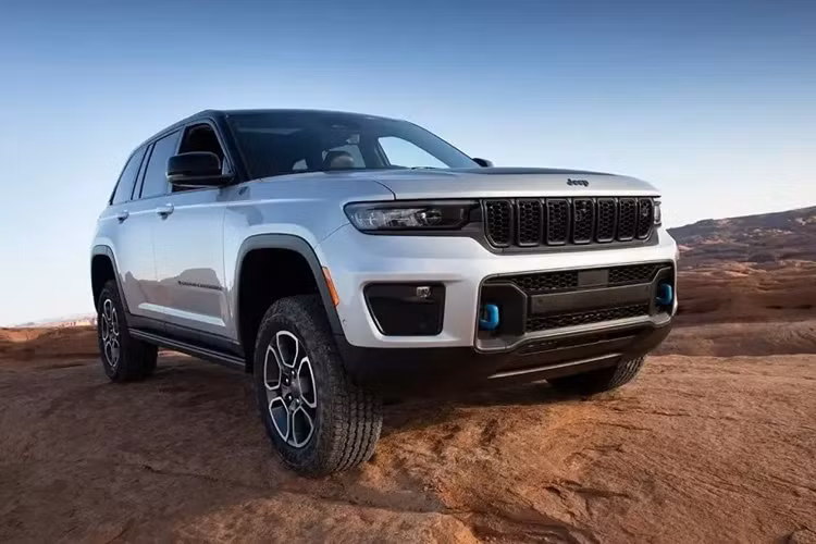  9. Jeep Grand Cherokee Điểm số đáng tin cậy do Consumer Reports đánh giá: 26 điểm So với người anh em Wrangler, Jeep Grand Cherokee mang đến cảm giác thoải mái hơn khi chạy trên đường phố. Tuy nhiên, xét về độ đáng tin cậy, ít hỏng hóc thì Jeep Grand Cherokee không thua kém gì Wrangler.