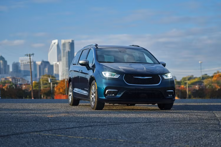Tuy nhiên, điều này không đúng với Chrysler Pacifica Hybrid. Mẫu xe này có điểm số đáng tin cậy thấp vì những vấn đề liên quan đến pin, hệ thống sạc điện, mô-tơ điện và hệ thống điện tử trong xe.