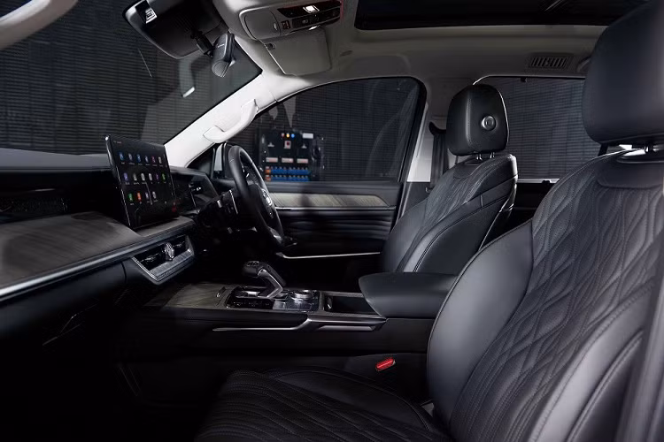 Ghế lái của mẫu SUV Trung Quốc này có tính năng chỉnh điện 8 hướng, nhớ vị trí và massage. Bên cạnh đó là ghế phụ lái chỉnh điện 6 hướng. Hàng ghế giữa có tính năng thông hơi và dịch chuyển lên/xuống. Chưa hết, GWM Tank 500 2023 còn được trang bị vô lăng 3 chấu bọc da, chỉnh 4 hướng, tích hợp phím chức năng/lẫy chuyển số...