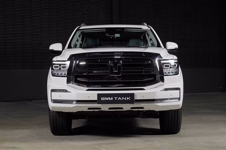 Là sản phẩm của thương hiệu Tank thuộc hãng GWM, mẫu SUV Trung Quốc này mang trên mình thiết kế khá cơ bắp và nam tính. Trên đầu xe, GWM Tank 500 2023 được trang bị lưới tản nhiệt hình chữ nhật cỡ lớn và mạ crôm sáng bóng.