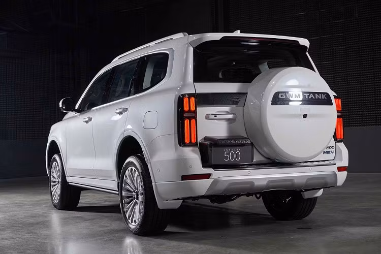 Tại thị trường Thái Lan, GWM Tank 500 2023 mới có 2 phiên bản là Pro và Ultra. Mẫu SUV cỡ trung này sẽ được lắp ráp tại nhà máy của GWM ở tỉnh Rayong, Thái Lan. Hiện giá bán của xe tại Thái Lan vẫn chưa được hé lộ. Tại Trung Quốc, xe có giá dao động từ 335.000 – 395.000 Nhân dân tệ (khoảng 1,15 - 1,35 tỷ đồng).