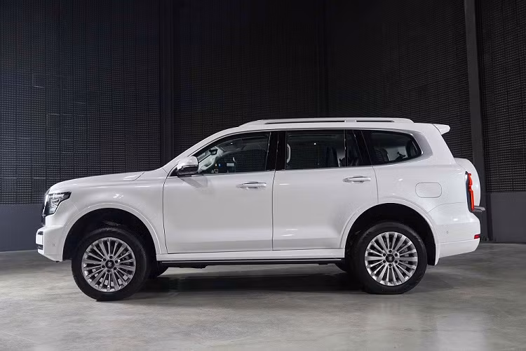Mẫu xe SUV GWM Tank 500 2023 sở hữu chiều dài 5.078 mm, chiều rộng 1.934 mm, chiều cao 1.905 mm, chiều dài cơ sở 2.850 mm và chiều cao gầm 224 mm. Với kích thước này, GWM Tank 500 2023 sẽ cạnh tranh với những đối thủ như Toyota Land Cruiser 300.