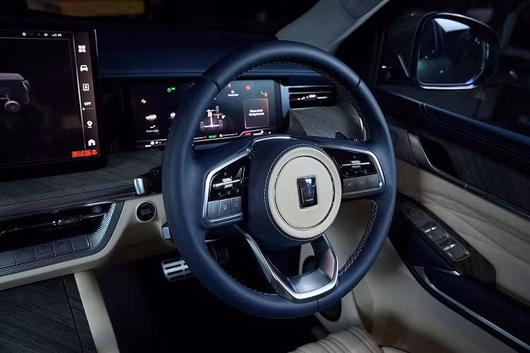 Bảng đồng hồ kỹ thuật số 12,3 inch. Màn hình cảm ứng trung tâm 14,6 inch, hỗ trợ Apple CarPlay/Android Auto, màn hình hiển thị thông tin kính lái HUD... và hệ thống âm thanh Infinity 12 loa, tự động điều chỉnh theo tốc độ của xe.