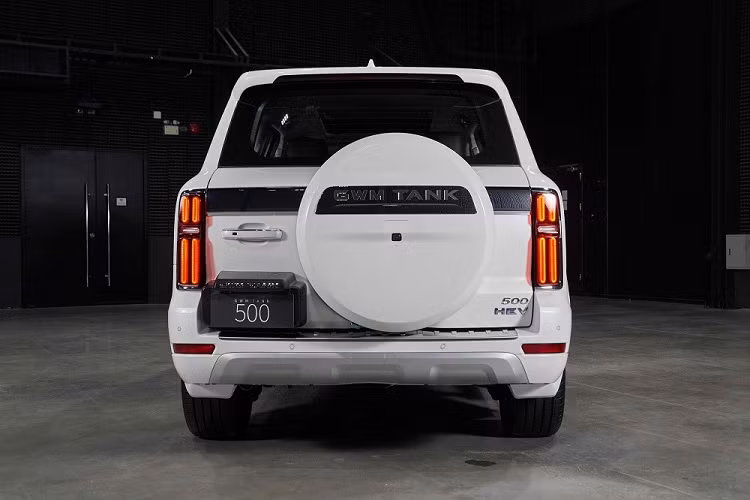 Đằng sau, GWM Tank 500 2023 có thiết kế khá giống xe Toyota đời cũ. Tại đây, xe được trang bị lốp dự phòng nằm trên cửa cốp, đèn hậu LED nằm dọc và chia thành 2 tầng, biển số đặt lệch sang bên trái cũng như tấm ốp gầm màu bạc dưới cản sau.