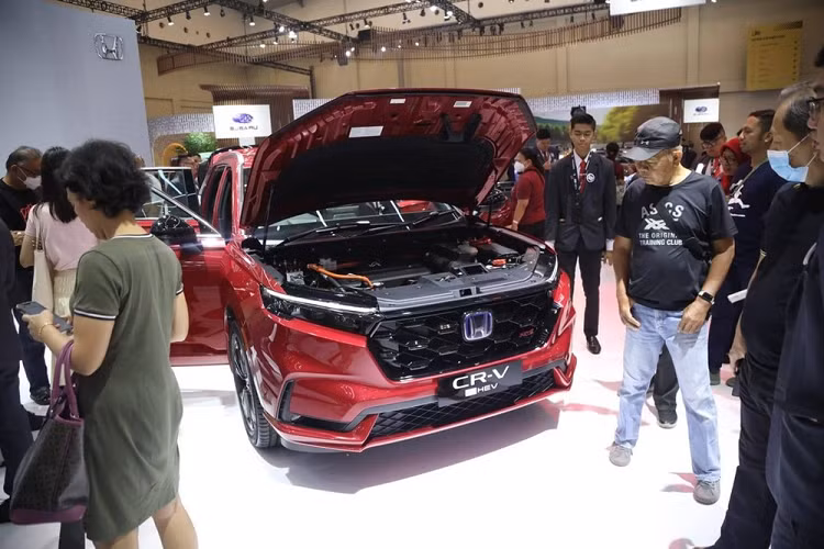 Tương tự xe ở những thị trường khác, Honda CR-V mới ở Việt Nam cũng sẽ có 2 tùy chọn động cơ là máy xăng và hybrid. Xe sẽ tiếp tục được lắp ráp tại Việt Nam và giá bán dự kiến sẽ tăng so với phiên bản cũ