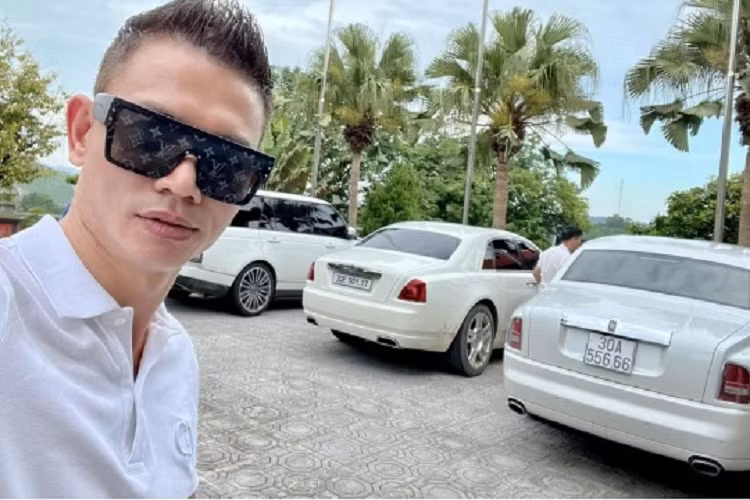 Được biết, chiếc Kia Morning biển ngũ quý 7 của Tùng Vàng là bản số sàn. Xe được bán tại Việt Nam với giá khoảng 290 triệu đồng chưa kể đăng kí. Tuy nhiên, sau khi trúng biển số "ngũ quý 7" và được độ lại nó được tay chơi Hà thành mua lại tới 1 tỷ đồng.
