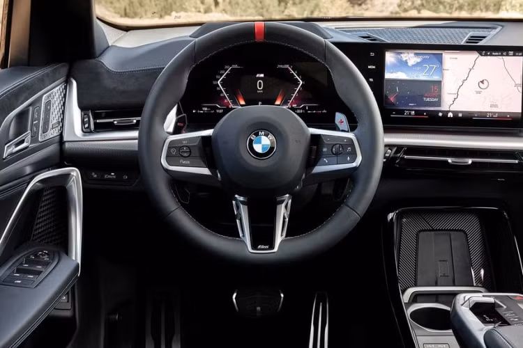 Nội thất của BMW X2 có cách bố trí khá giống với X1. Xe được trang bị màn hình cỡ lớn đặt nổi trên mặt táp-lô, tích hợp bảng đồng hồ kỹ thuật số và màn hình cảm ứng trung tâm.
