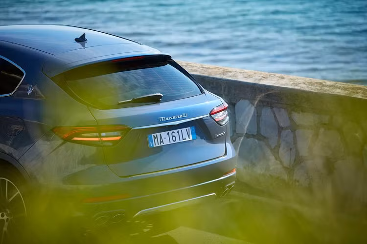 Các đối thủ trong phân khúc SUV cao cấp của Levante Folgore sẽ bao gồm BMW iX, Mercedes-Benz EQS và Audi Q8 e-tron , cũng như Lotus Eletre . Khi xuất hiện vào giữa thập kỷ này, Levante sẽ là sản phẩm cuối cùng trong dòng sản phẩm Folgore của Maserati sau các phiên bản chạy điện của Grecale, GranTurismo, GranCabrio, MC20 và Quattroporte.