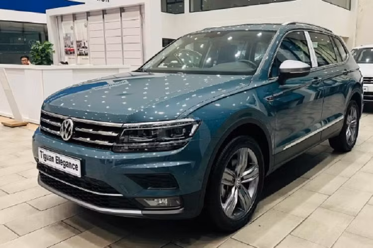 Nhằm xả bớt hàng tồn, các mẫu Volkswagen Tiguan Allspace tại Việt Nam phiên bản sản xuất năm 2021 đang được các đại lý ưu đãi từ 200 - 250 triệu đồng. Một số nơi còn hỗ trợ đến 302 triệu đồng cho phiên bản Tiguan Allspace Luxury S.