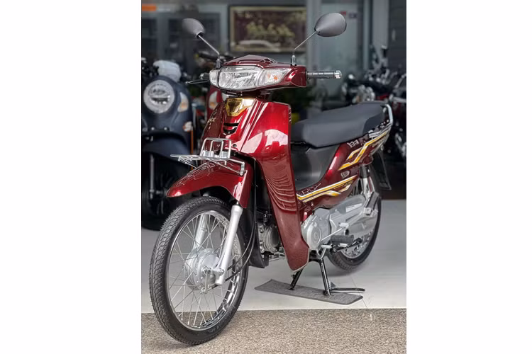 Chưa hết, cụm đồng hồ hiển thị trên Honda Dream 2024 cũng có hoạ tiết mới với các đường viền màu vàng trang trí, phân tách các khu vực hiển thị thông tin xe, cùng với đó là nhiều khối hình kim cương nối tiếp nhau, rất độc đáo. Viền nhựa bao quanh mặt đồng hồ cũng được sơn xám thay vì vàng như trên bản cũ.