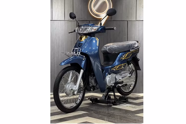 Tuy nhiên, một số chi tiết trên xe đã được hãng thay đổi nhằm phân biệt với các phiên bản cũ. Đầu tiên là bộ tem trang trí hai bên thân xe được thiết kế mới với đồ họa 3D tạo hiệu ứng khi ánh sáng chiếu vào. Phần góc yếm trước cũng được trang trí thêm hai sọc màu vàng, màu của hoàng gia Campuchia.