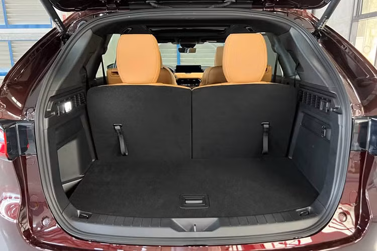 Để cải thiện trải nghiệm của người dùng, Mazda CX-90 2024 có những trang bị tiện nghi như màn hình cảm ứng trung tâm 12,3 inch, hỗ trợ Apple CarPlay/Android Auto không dây, màn hình hiển thị thông tin kính lái HUD 10,4 inch, bảng đồng hồ kỹ thuật số toàn phần 12,3 inch...
